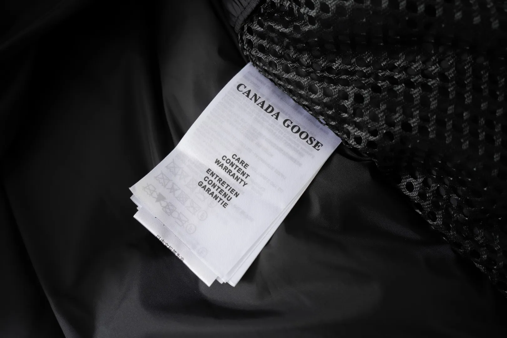 P780 Fake model pictures were taken at home. Colleagues please do not pass them off as stolen pictures! Style number: Y60-🇨🇦CANADA GOOES 24 new styles 08 styles/couple styles Factory direct supply: supplying global purchasing agents, micro-businesses, entities, Tmall, high-end stalls and studio cooperation, free shipping! Canada Goose Expedition Parka 2008 is the same style for men and women. It is mid-length and the most timeless classic. All Arctic and Antarctic scientific expedition teams choose Canada Goose as their cold-proof equipment. It is the Rolls-Royce of down jackets. ➖ Industry-leading anti-counterfeiting chip sensing. ➖ Imported Behringer embroidery machines and customized embroidery labels, the highest level and industry leading. ➖ Imported Korean 21-count polyester-cotton blended original fabric, TC85 waterproof coated fabric, water-repellent, windproof and wear-resistant. ➖ The new national standard 80 white duck down is filled with an average of 520 grams of down. The amount of down filled is industry-leading. ➖ 100% nylon lining with double double-layer sealing design to prevent velvet running, and seamless thread design on the cuffs! ➖ Western Canadian Green Wolf Collar. ➖ Yoshida YKK provides original factory-customized electroplated sliders. YKK two-way lockable zippers are tight and smooth and do not peel off paint. ➖ 3M composite Velcro is durable and the accessories and hardware are all custom-made. Note: Our copywriting is only simple and clear. Instead of bragging about the copywriting, it is better to compare and understand with samples. Only for the purest goose, the most dedicated, the most professional, the highest quality, the highest cost performance! Color: white red blue gray camouflage navy black SIZE:XS-XXL